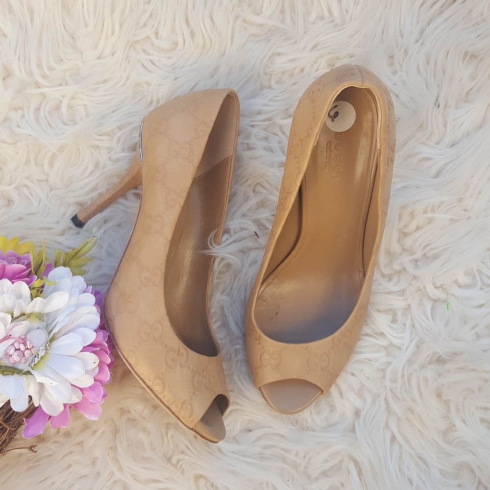Gucci nude Guccissima peep toe shoes.